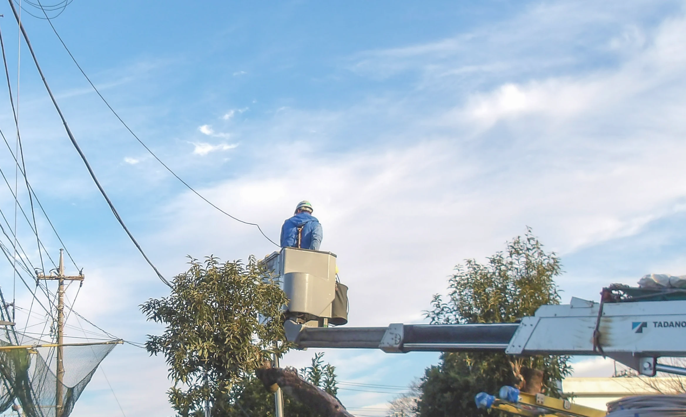 架空配電線工事の様子